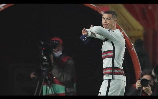 C・ロナウドが投げつけた腕章 833万円で落札...病気患う子供の治療費に