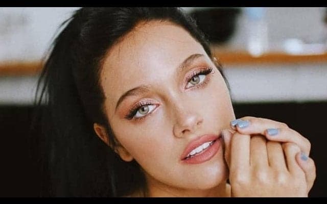 ディバラのガールフレンド、ベッドでの官能ダンスがバカ受け