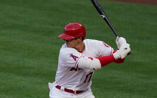 【MLB】大谷翔平、代打出場で死球食らい相手投手に睨み　激走スライディングで勝ち越し生還