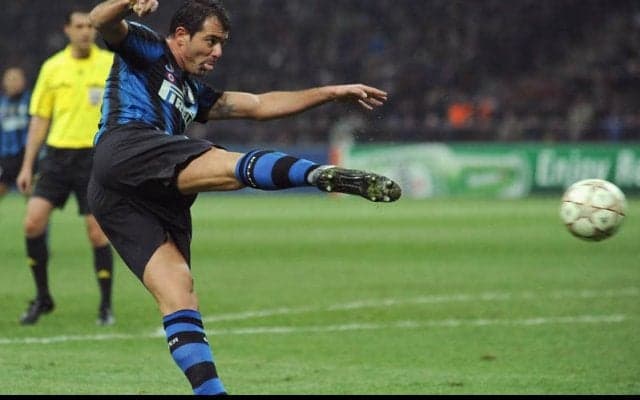 「CL史上最高ボレーの1つ」10年前のスタンコビッチの“50m”弾に再脚光「伝説だ」