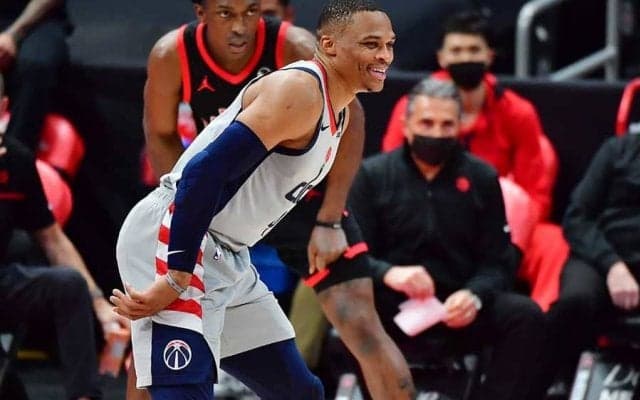 【NBA】敵の顔面に強烈パス　八村同僚スターの“珍プレー”に米笑撃「不運だね」「面白い」