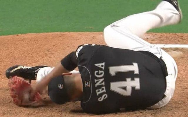 鷹・千賀、打球強襲で立ち上がれず…左足首ひねり「歩行困難」　担架に乗せられ降板