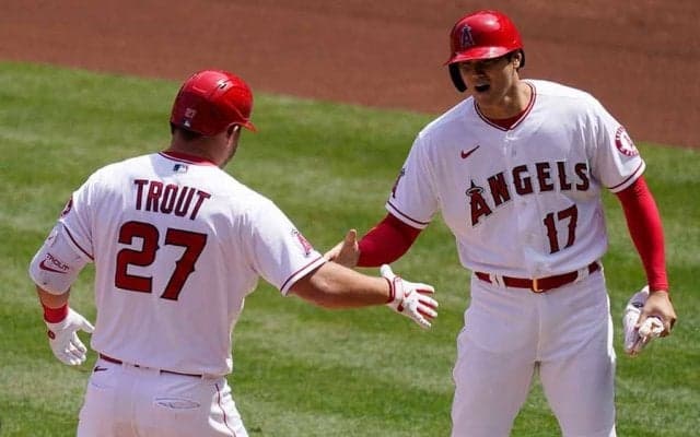 【MLB】大谷翔平が「打球に手を振った！」　トラウト141m弾へ“塁上の確信ポーズ”に米注目