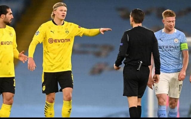 副審がハーランドにサインを求める！持参のイエローカードを取り出し…