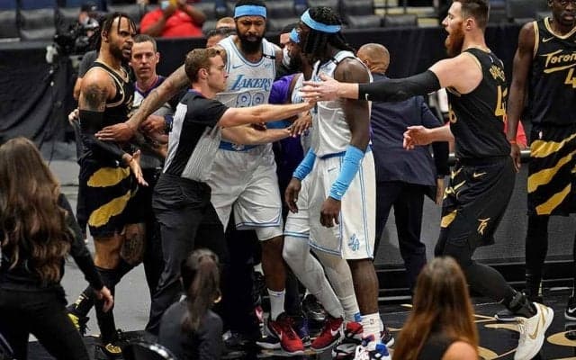 【NBA】乱闘で“すくい投げ”炸裂　怒った反撃に米熱狂「悪いけど面白いな」「WWEみたいだ」