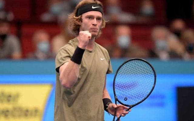 世界8位の注目若手テニス選手、10代の頃バンドで音楽ビデオをリリース