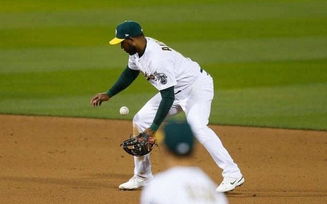【MLB】「これは酷い」「醜い」　止まらぬ負の連鎖…ミス連発のお粗末守備に球場から悲鳴