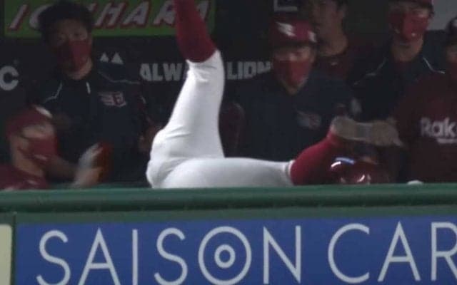 「珍プレー確定」「犬神家」　楽天・鈴木大、ベンチに飛び込む“ど根性美技”が話題