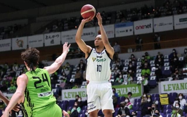 横浜が北海道に競り勝ち連敗脱出…チェンバースが勝負所の3ポイントで勝利へ導く