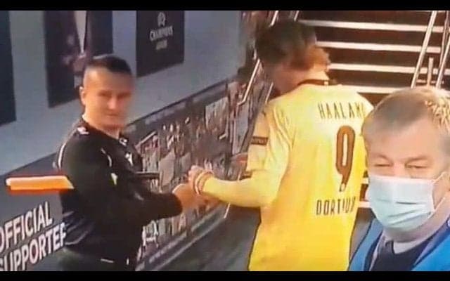 ハーランドの人気は明らか、シティ戦で副審が“サイン”求める