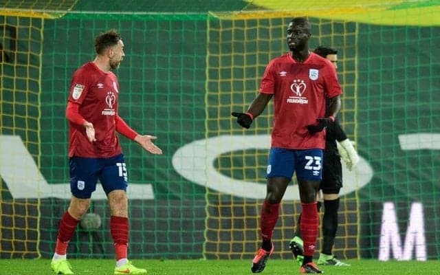 味方へスライディングタックルの珍事　英2部“自爆の瞬間”が話題「やめてあげて笑」