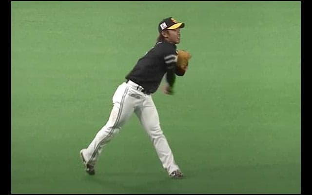 「あーばけもん」「肩バグってる」鷹・今宮が華麗な逆シングル美技＆鬼送球