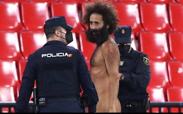 ELのピッチに突如現れた全裸男性、グラナダでは有名人