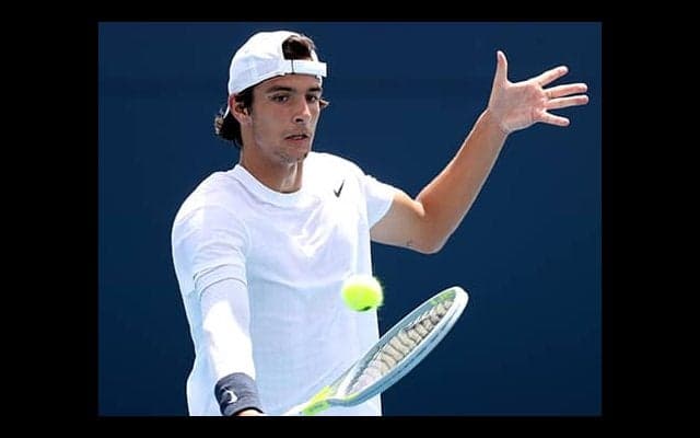  19歳新星 勝利後ラケット投げる 