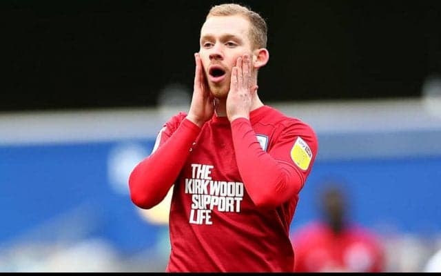 綺麗に味方を削ってしまう…“誤爆”スライディングタックルにファン注目