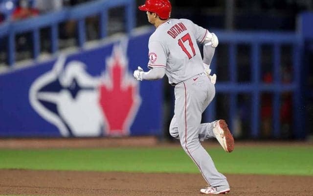 大谷翔平、3号ソロを見送った“貫録の2枚”に米熱視線「MLBで最もかっこいい選手」