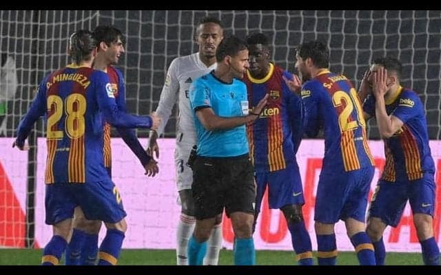 クラシコ代役主審ヒル・マンサーノがバルサを激怒させる