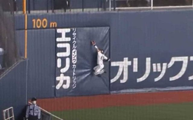 京セラドームに忍者出現！　フェンス恐れぬ超絶キャッチは「魔術師」「100点満点」