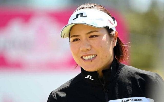 岡山絵里が単独首位、1打差で稲見、小祝らが追走　3打差に8選手の大混戦で後半へ