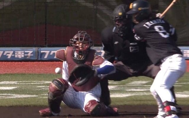 振らない“振り逃げ”、どういうこと？　まさかの珍プレーに「初めて見た」