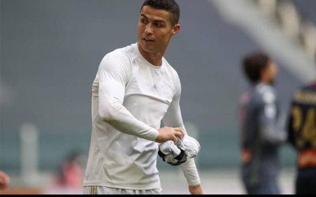 ユニフォーム投げ捨て疑惑のC・ロナウド、ボールボーイにプレゼントだった？