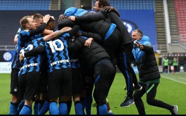 “熱血漢”コンテがタッチラインを爆走し歓喜の輪に加わる！我に返った瞬間も秀逸