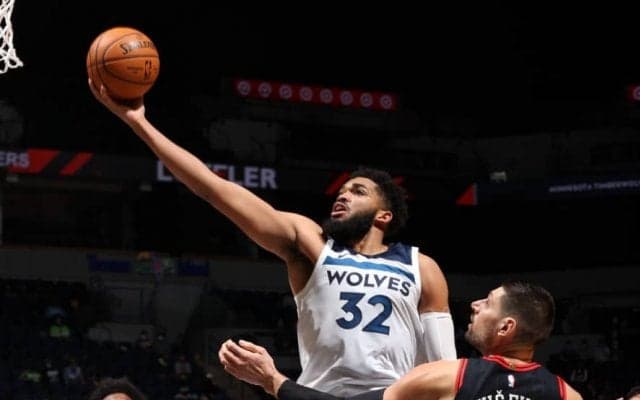 最愛の母を新型コロナウイルスで亡くしてから1年、カール・アンソニー・タウンズが母の命日にチームを勝利に導く