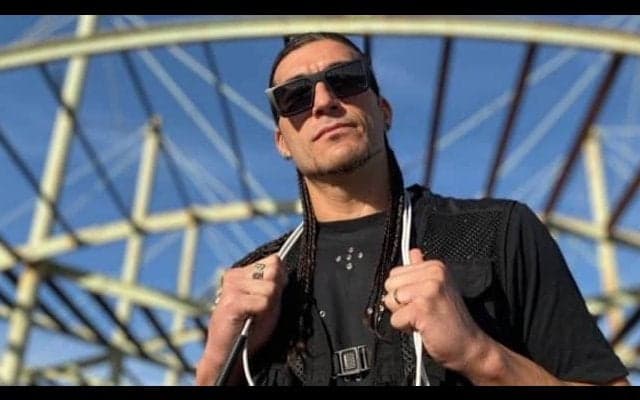 音楽業界で成功掴む元バルサGK、トレードマークの「ポニーテール」をバッサリ