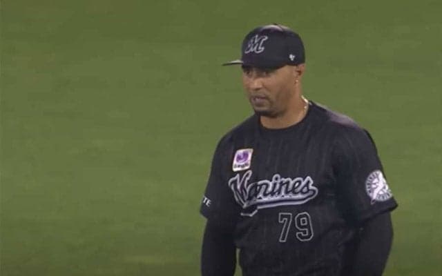 「イチローと同等」「バズーカ」　ロッテ助っ人、鬼肩＆頭脳プレーの“高速返球”