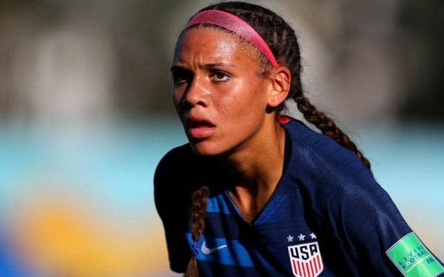 元NBAスターのロッドマンの娘が横山久美と交代でプロデビュー、いきなり決めたゴールが衝撃