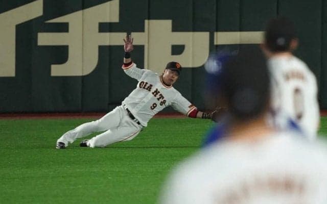 「本当にベテランかよ…」　巨人亀井、38歳の横っ飛び“超美技”に拍手喝采