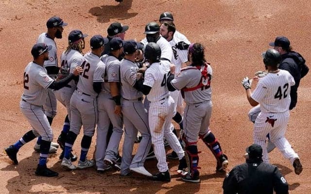 【MLB】乱闘に発展したクロスプレー　ファンは“賛否両論”「酷い判定」「間違っていない」