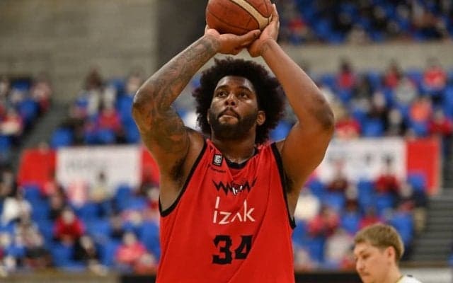 富山のジョシュア・スミスが3試合出場停止…秋田戦で退場し、アリーナの扉を破損させたため