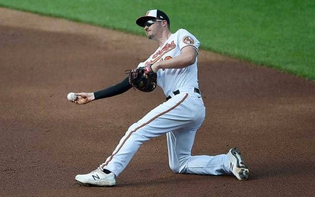 【MLB】送球がミットを“破壊”　美技を台無しにした失策に「責任をグラブが負うべき」