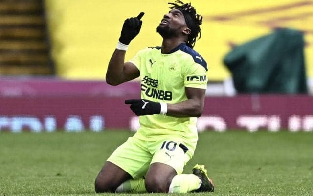 「カメラマンさえついていけない…」“快速ドリブラー”のフェイントに中継もボールを見失う…