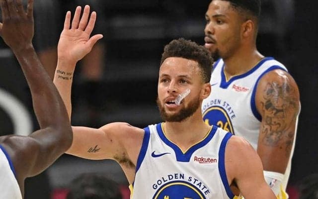 【NBA】なぜ見えている!?　カリーのオシャレ“背面アシスト”に米悶絶「芸術」「エグすぎ」