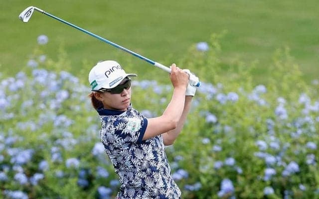 渋野日向子がほっぺをプニプニ　真顔→笑顔の“表情作り”に大会公式「シンデレラ」