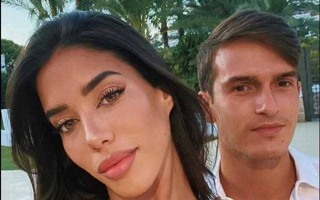 D・スアレスの恋人がセクシーランジェリーで挑発...妖艶な姿に元バルサの彼氏も興奮