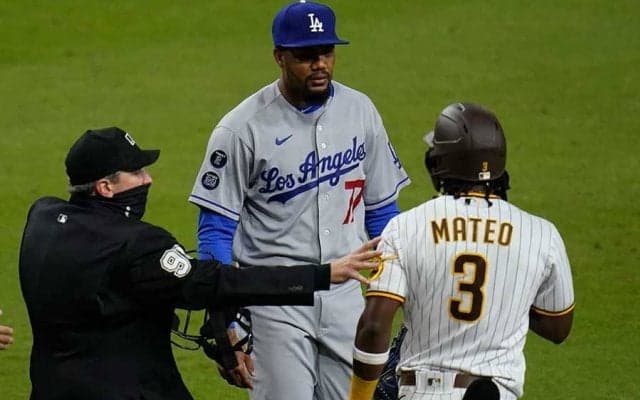 【MLB】係員がタックルで阻止　乱入ファンの“制圧シーン”に米注目「軽快な動き」「大爆笑」