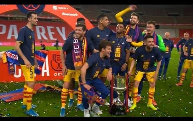 集合写真に潜入しようとしたデンベレ、ピケにはぶかれる「お前は出て行け」