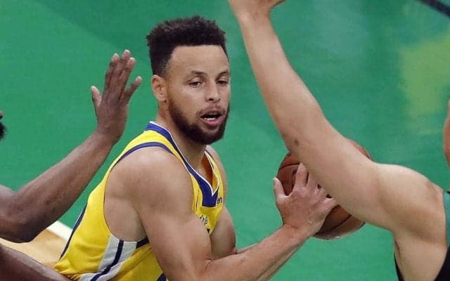 【NBA】「もはや驚かない」カリーの超絶技巧　崩されながらの“左手スカイフック”に米唖然