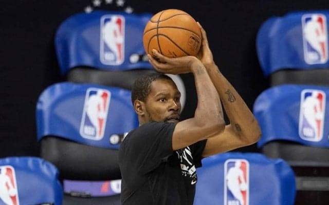 ネッツのケビン・デュラントがヒート戦の序盤に大腿部の打撲により途中退場