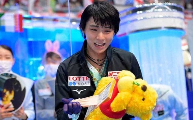羽生結弦が横ピースでチェキ　フランス選手“舞台裏2ショット”に海外羨望「嫉妬する」