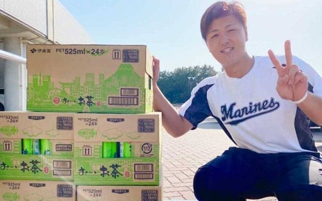 ロッテ山口「これで当分困ることがない」　伊藤園の「お～いお茶」5ケース贈呈に歓喜