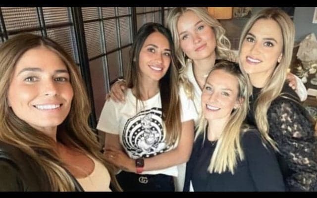 デ・ヨング彼女23歳の誕生日に美しきバルサWAGたちが集結