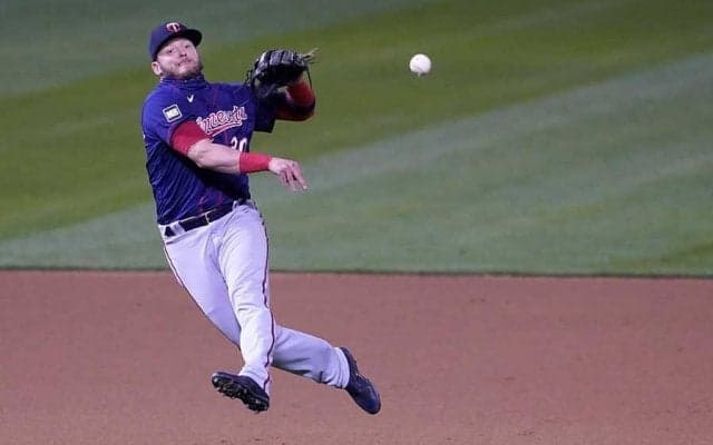 【MLB】打球がグラブにすっぽり…捕球したのに投げられない野手のアタフタぶりが「気の毒」