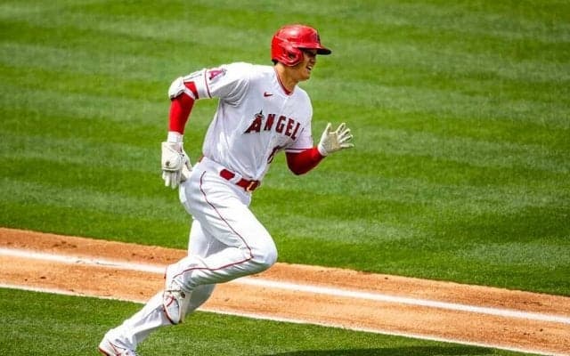 【MLB】大谷翔平は「飛ぶように走っていた」　スタンド沸かせた“珍光景”に現地実況も大興奮