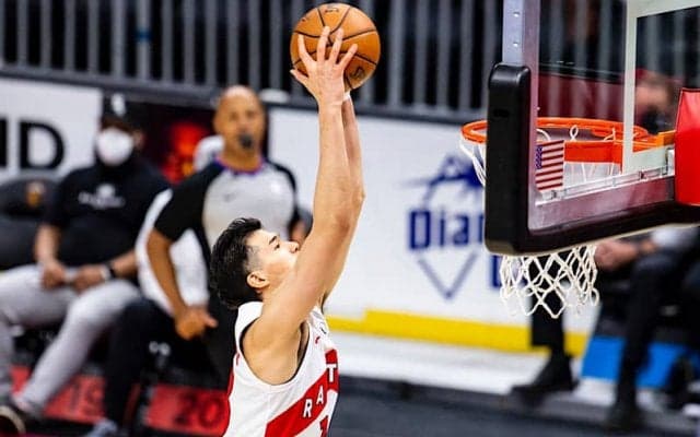 本契約後の試合に挑んだ渡邊雄太が5得点を記録…ラプターズはネッツに勝利