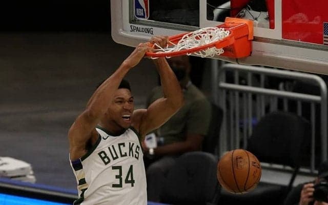 東上位対決を制したのはバックス…3選手が20得点超をマーク