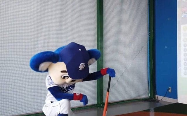 「シュールさがたまりません」中日ドアラが見せた豪快スイングの意外な結末